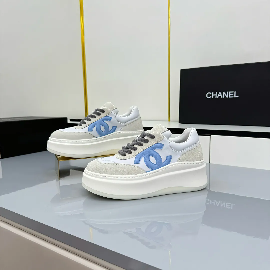 👟👟Ex-factory price 660👟👟 Top version! Chanel Chanel panda shoes! 2025 counter's top casual sports shoes. This classic design; the upper is electro-embroidered with a variety of techniques; the outsole is fashionable and sporty; the unusual inclusion of a variety of color matching elements... The diversified mix and match is very good-looking and versatile, and can be used for leisure, fashion, sports, and outdoor... ꫛꫀꪝ Go➫ Materials: ❶Upper made of: original imported first-layer silk cowhide + original waterproof cloth + original first-layer cowhide ❷Inner lining: Original Yangli+wang ❸ Outsole based on: Original TPU combination outsole Counter boutique packaging complete set for women 35–41